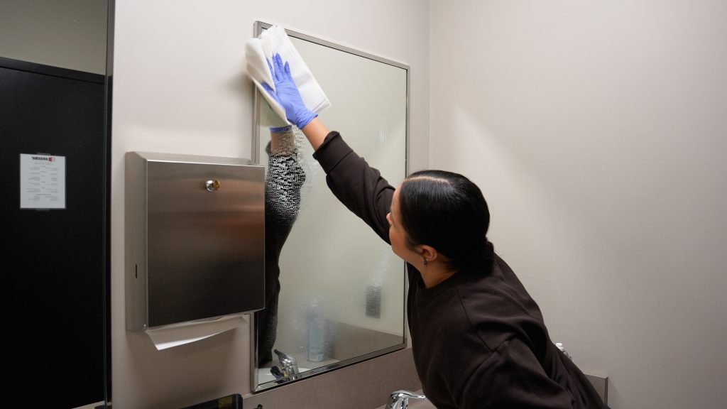commercial restroom cleaning